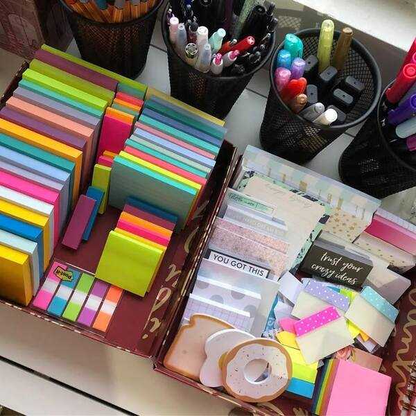 Materiały do spokojnego rękodzieła ułożone na jasnym stole